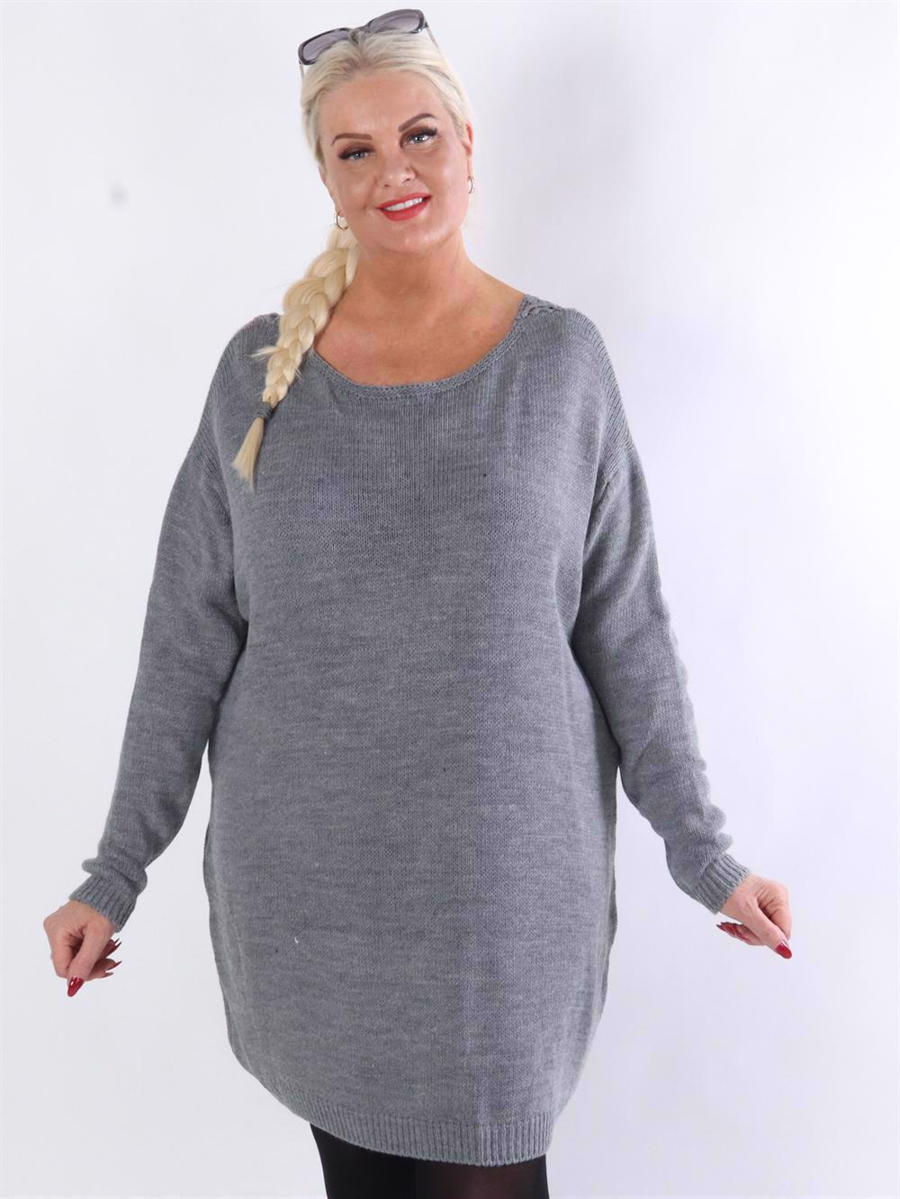 Ajla - Strikkjole med åben ryg med broderinger